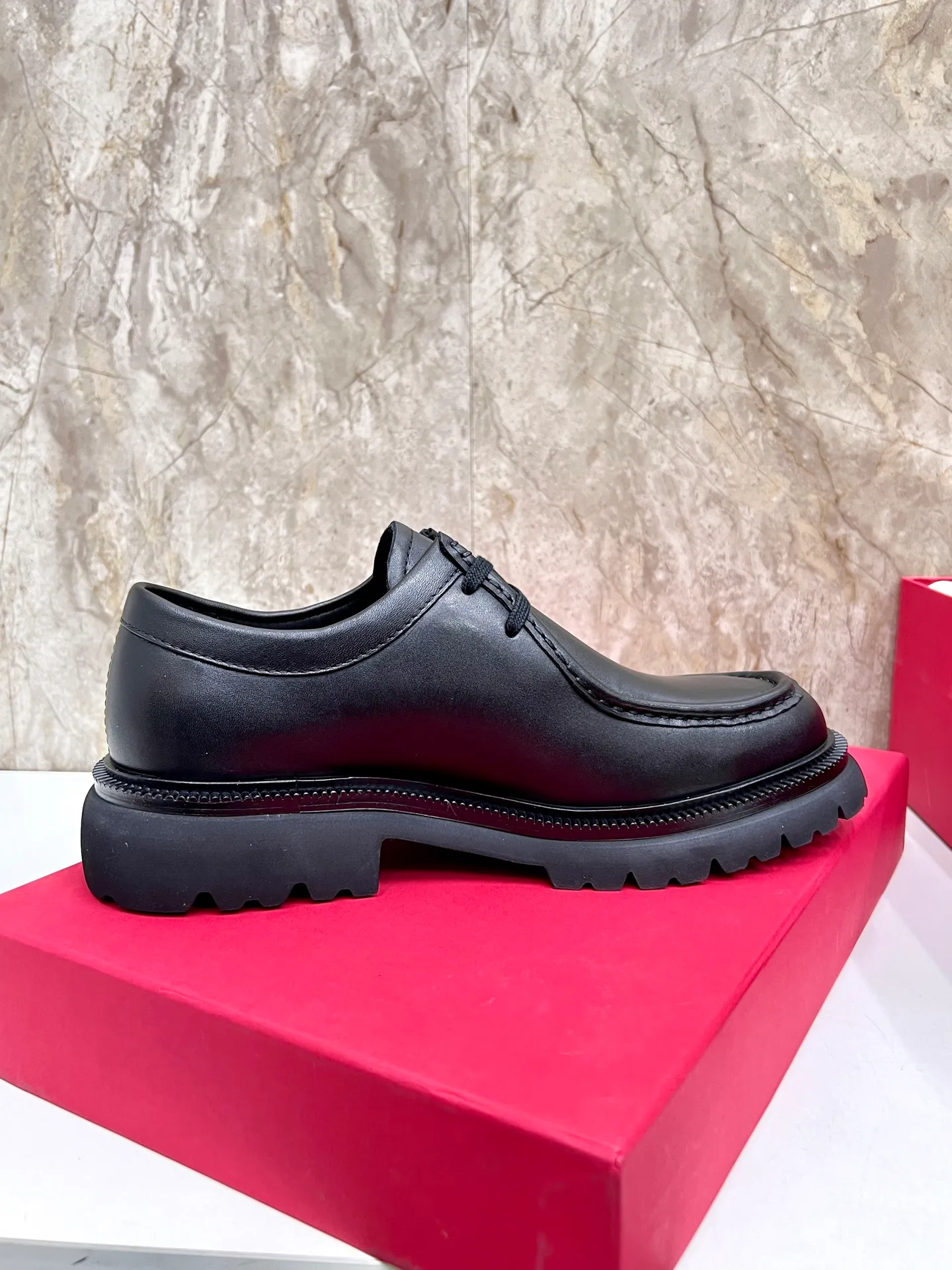 Original quality P780 Brand: Ferragamo Standard code: Men's code 39.40.41.42.43.44 Grade: Same style as the official website High-quality men's shoes Material: Customized first-layer calfskin with water-dyed cowhide lining Cowhide tiptoe Original non-slip and wear-resistant rubber outsole Style category: Men's formal business leather shoes are young and fashionable European and American trends British style Casual matching Comfortable feet Color: actual picture